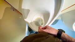 jjreilly79 has a nice quick wee in a public urinal Thumb