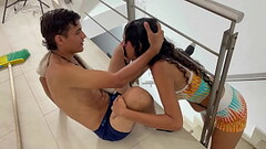 mi empleada me servicio me pide ayuda mientras se queda atorada y aprovecho y la follo duro Thumb