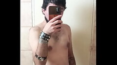 Chico g&oacute_tico en el ba&ntilde_o Thumb