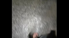 Dotado andando na rua de madrugada Thumb