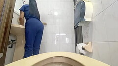 Camara capta a enfermera meando en ba&ntilde_o publico Thumb