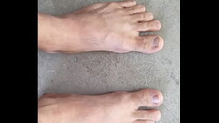 P&eacute_ masculino natural, com veias, forte, de homem viril. Thumb